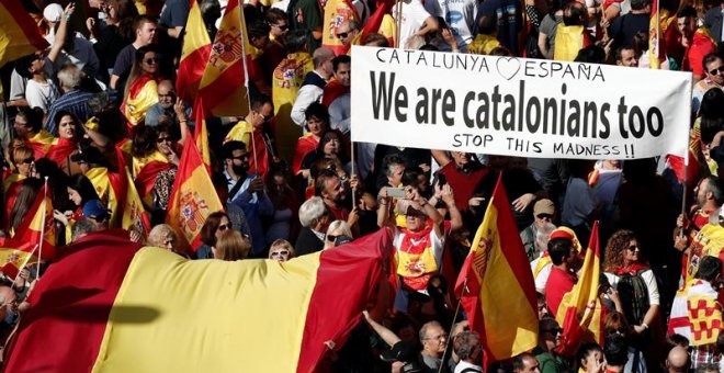 Miles de personas se concentran en el centro de Barcelona, convocadas por Societat Civil Catalana, para decir "basta" al proceso independentista, una movilización a la que se han sumado los socialistas, el PP y Ciudadanos y a la que también asiste Vox pe