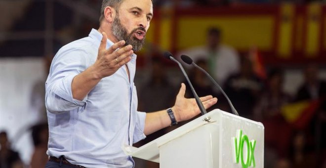 El presidente de Vox, Santiago Abascal, durante un momento del mitin que ha ofrecido hoy en el Pabellón Príncipe de Asturias de Murcia. EFE/Marcial Guillén