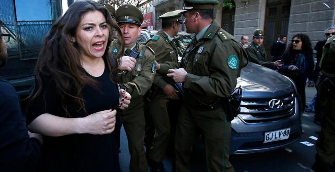 Imagen de la detención de una mujer en las protestas de Chile