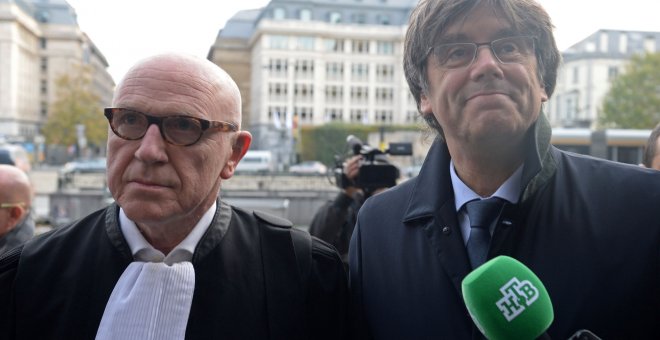El expresidente de la Generalitat Carles Puigdemont entrando a los juzgados junto a su abogado, Paul Bekaert. / Reuters