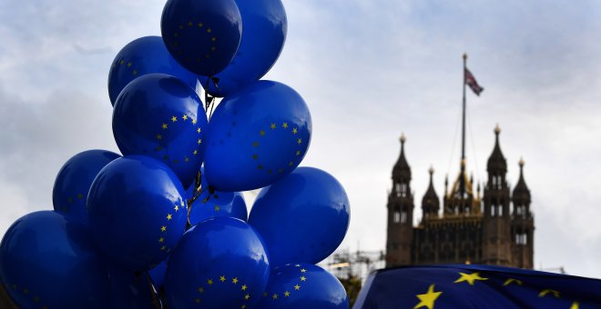 28/10/2019- Globos y una bandera de la Unión Europea frente al Parlamento británico. / EFE - ANDY RAIN