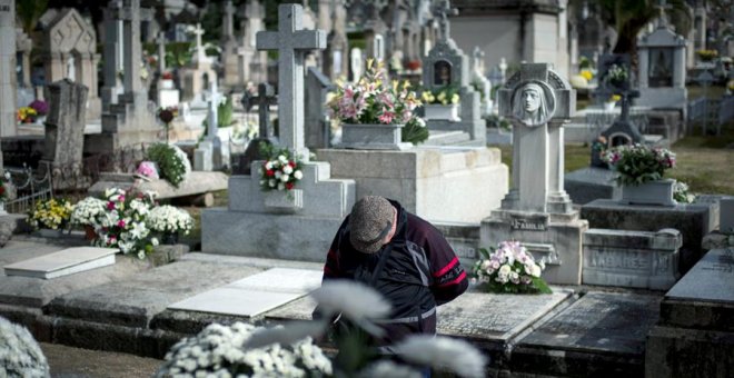 Un hombre en el cementerio de San Francisco (Ourense). EFE/ Brais Lorenzo