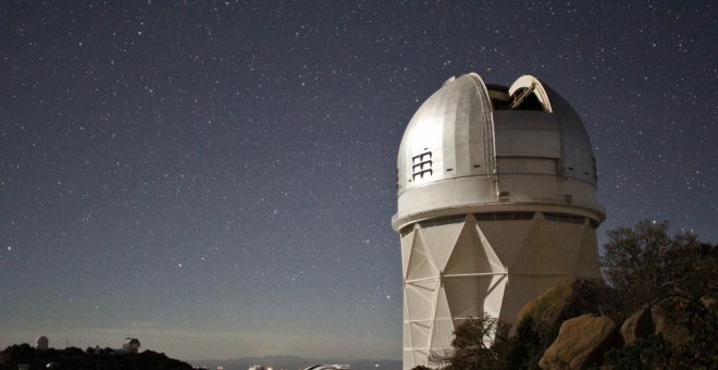 Vista nocturna del telescopio Mayall, en el que se ha instalado DESI./P. MARENFELD & NOAO/AURA/NSF