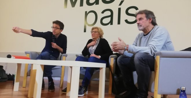 El candidato de Más País, Iñigo Errejón, junto a la ex alcaldesa Manuela Carmena y el cabeza de lista por Bizkaia, Txema Urkijo, este martes en Bilbao. D.A.