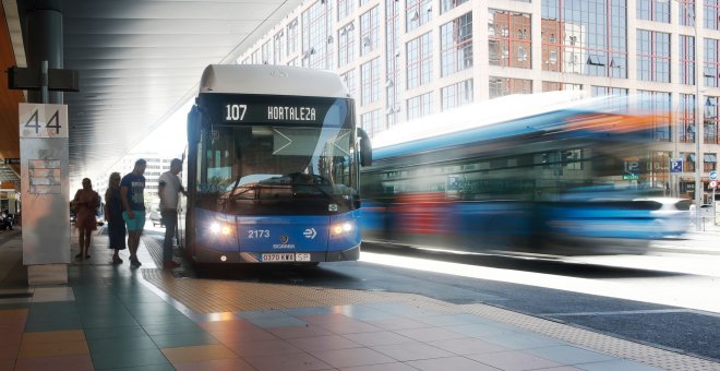 11/07/2019.- Varias personas se montan en el autobús de la EMT, línea 107, en la estación de autobuses de Plaza de Castilla./ EUROPA PRESS