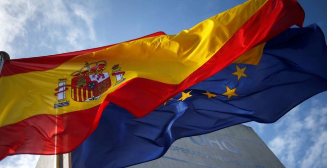 Imagen de archivo de banderas de España y de la Unión Europea. REUTERS