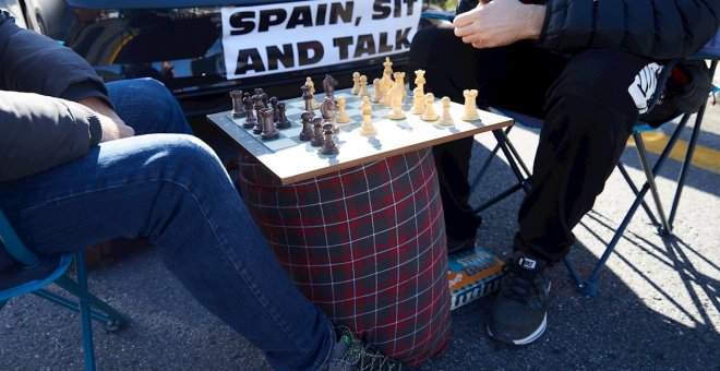 11/11/2019.- Dos manifestantes juegan al ajedrez durante el bloqueo de la autopista que enlaza España y Francia. / EFE - DAVID BORRAT