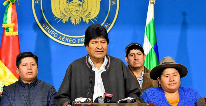 10/11/2019.- El presidente de Bolivia, Evo Morales (2-i), habla durante una breve comparecencia este domingo en el hangar presidencial de El Alto (Bolivia). Morales anunció la convocatoria de nuevas elecciones generales, tras el informe de la Organización