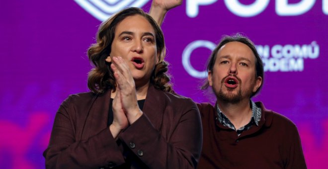 08/11/2019.- El líder de Unidas Podemos, Pablo Iglesias (d), y la alcaldesa de Barcelona, Ada Colau, intervienen en el acto de cierre de campaña de la formación, que ha tenido lugar este viernes en Ifema, Madrid. EFE/ Emilio Naranjo