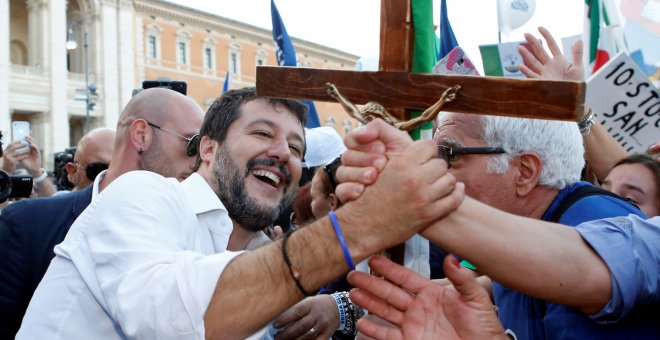 19/10/2019.- Un partidario se da la mano con el líder del partido de la Liga, Matteo Salvini, después de una manifestación en Roma. REUTERS / Remo Casilli