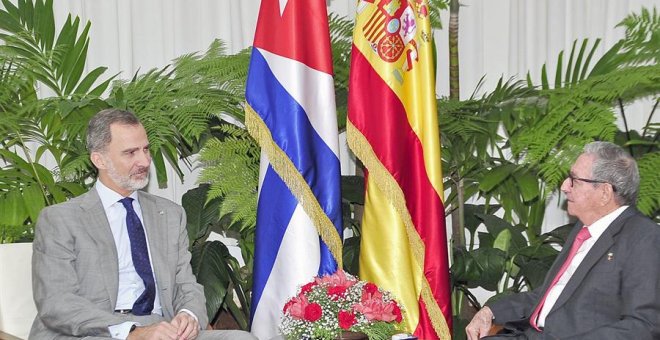 Fotografía cedida por Estudios Revolución de rey de España Felipe VI (i) hablando con el expresidente de Cuba y actual líder del Partido Comunista del país (PCC), Raúl Castro. /EFE