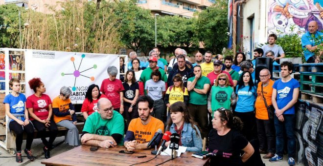 Eepresentantes de diferentes colectivos por la vivienda de Catalunya, durante la presentnación del Congrés d'Habitatge de Catalunya en Barcelona.