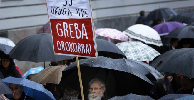 16/11/2019.- Varios cientos de personas se manifiestan ese sábado por las calles de Pamplona para reivindicar el cumplimiento de sus promesas electorales y que "de inmediato" el Gobierno haga lo necesario para "garantizar la financiación del sistema públi