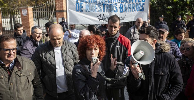 Una vecina de Hortaleza explica su hartazgo con los menores migrantes durante una concentración por la seguridad en el barrio, frente a las puertas del centro de primera acogida  de menores y ante una pancarta del colectivo ultra Hogar Social Madrid.- JAI