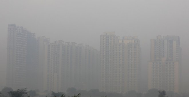 Edificios envueltos por la contaminación en Noida, en las afueras de Nueva Delhi (India). REUTERS / Anushree Fadnavis