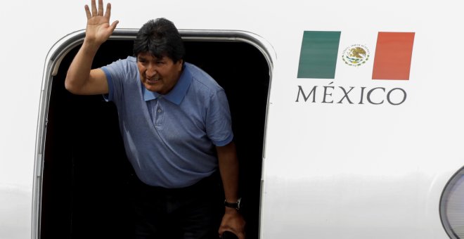 El expresidente de Bolivia, Evo Morales, a su llegada a México como asilado político tras el golpe de Estado que forzó su renuncia.- REUTERS