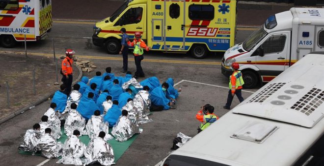 Activistas esperan en la Universidad Politécnica de Hong Kong a ser llevados al hospital. EFE/JEROME FAVRE