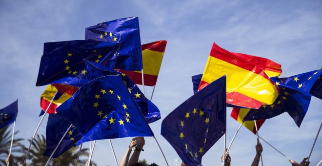 Imagen de archivo de banderas españolas y de la UE.  JORGE ZAPATA (EFE)
