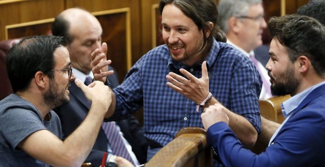 Pablo Iglesias, líder de Podemos, junto a Gabriel Rufián, de ERC, este martes en el Congreso de los Diputados. EFE