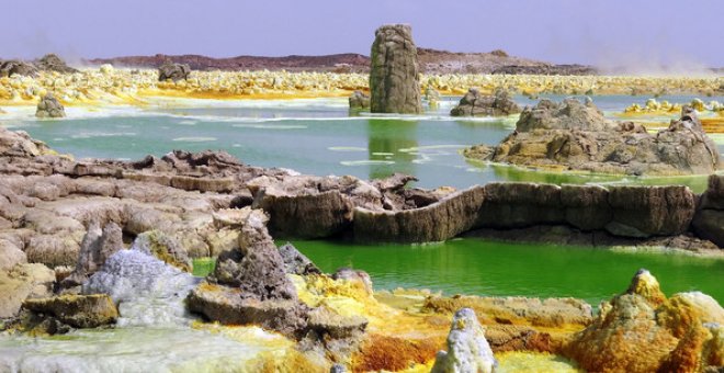 Charcas hiperácidas, hipersaladas y calientes en el campo geotermal de Dallol (Etiopía). A pesar de la presencia de agua líquida, este sistema multiextremo no permite el desarrollo de la vida, según un nuevo estudio. El color amarillo verdoso se debe a la