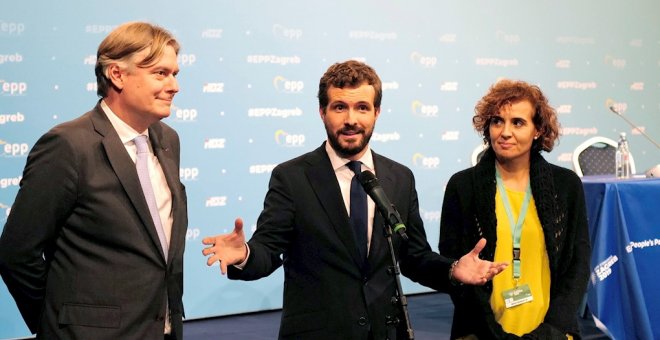 El presidente del PP, Pablo Casado, habla ante los medios, acompañado por el secretario general del Partido Popular Europeo, Antonio Lopez-Isturiz, y la eurodiputada Dolores Montserrat, en Zagreb (Croacia). EFE/EPA/ANTONIO BAT