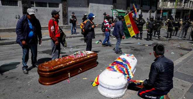 21/11/2019 - Ataúdes en el suelo tras una carga policial en Bolivia durante una marcha fúnebre. / REUTERS - MARCO BELLO