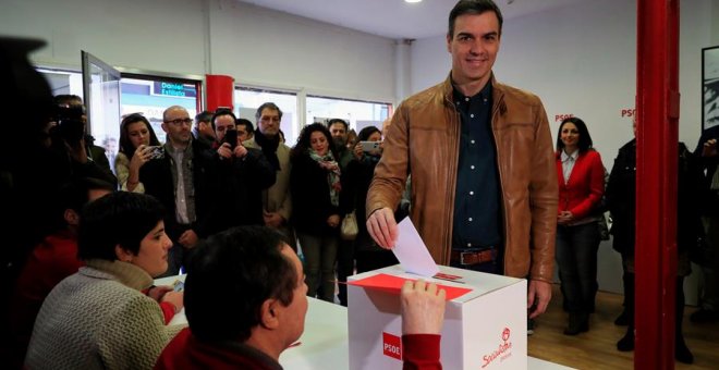 Pedro Sánchez votando en la consulta de este sábado. / EE
