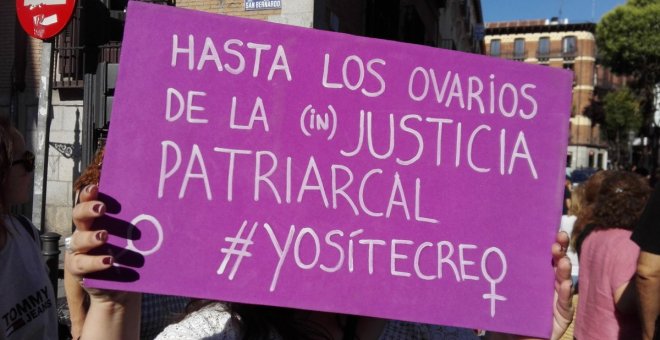 Cartel contra la justicia patriarcal en una manifestación