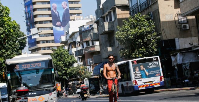 Imagen del pasado septiembre de una de las calles del centro de Tel Aviv, y sus autobuses públicos. AFP/Gil Cohen-Magen