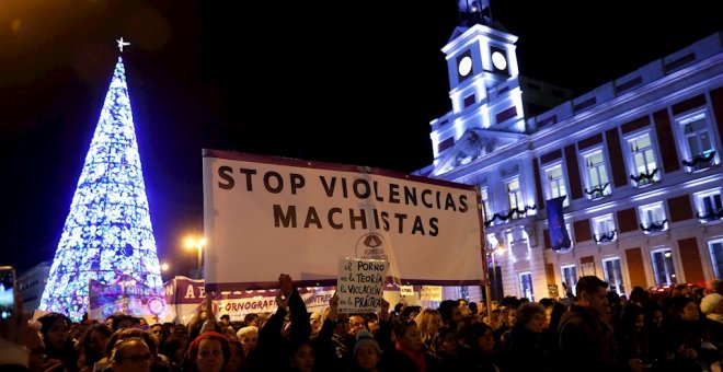 25/11/2019.- Vista de la manifestación con motivo del Día Internacional de la Eliminación de la Violencia contra la Mujer convocada por el Foro de Madrid contra la Violencia a las Mujeres, este lunes a su paso por el Ayuntamiento la capital. EFE/Chema Moy