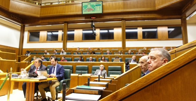 El lehendakari, Iñigo Urkullu (d), durante las votaciones del pleno que celebra este jueves el Parlamento Vasco. DAVID AGUILAR / EFE