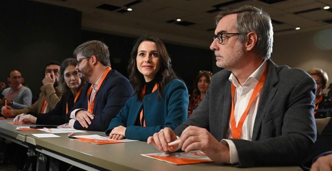 30/11/2019.- La portavoz de Ciudadanos en el Congreso, Inés Arrimadas, junto al secretario general, José Manuel Villegas (d), durante la reunión extraordinaria del Consejo General de Ciudadanos en la que se votará la composición de la gestora que pilotará