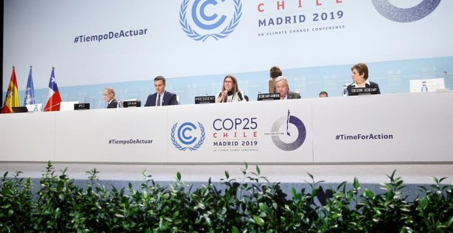 La presidenta de la COP25 y ministra de Medio Ambiente chilena, Carolina Schmidt (3d), acompañada por el presidente del Gobierno español, Pedro Sánchez (2d); el presidente del IPCC, Hoesung Lee (i), y la secretaria ejecutiva de la Convención Marco de las