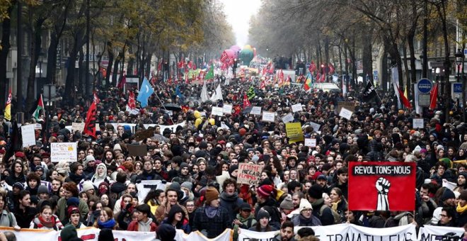 Manifestantes sujetan una pancarta en la que se puede leer "revoltons-nous",(lit. vamos a rebelarnos), durante una protesta contra la reforma de las pensiones, madre de todas las reformas del presidente francés, Emmanuel Macron. EFE