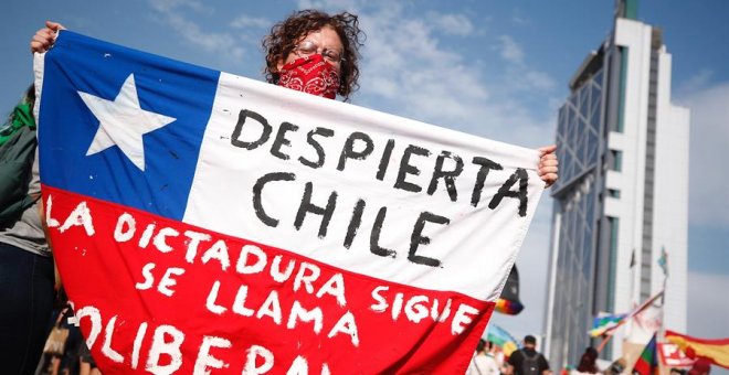 06/12/2019.- Miles de manifestantes protestan este viernes en la céntrica Plaza Italia, rebautizada popularmente como "Plaza de la Dignidad", tras más de 50 días de movilizaciones en contra del Gobierno, en Santiago (Chile). EFE/Alberto Valdés