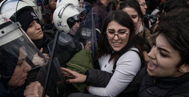 La Policía disuelve en Estambul una acción feminista y detiene a siete mujeres / Twitter
