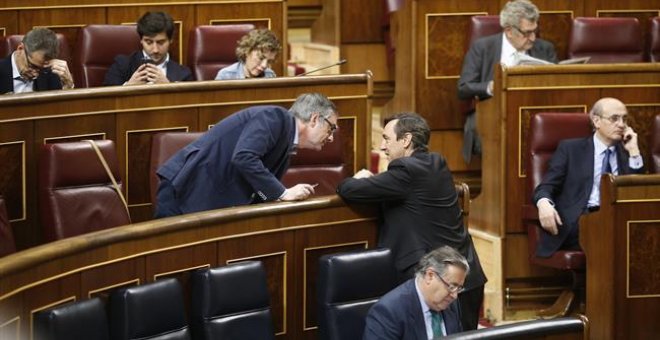 El senador y exportavoz del PP Rafael Hernando y el exsecretario general de Ciudadanos José Manuel Villegas en el Congreso. EUROPA PRESS