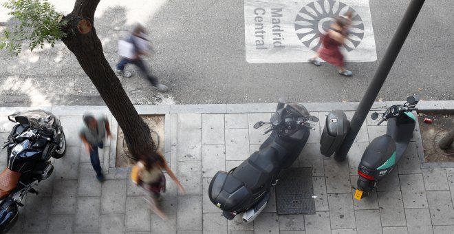 04/07/2019 - Motos aparcadas en una de las vías que componen Madrid Central. / EUROPA PRESS