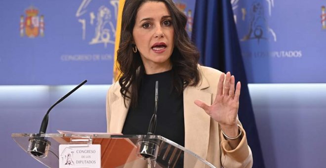 Inés Arrimadas explica en el Congreso de los Diputados su reunión con Pedro Sánchez. (FERNANDO VILLAR | EFE)