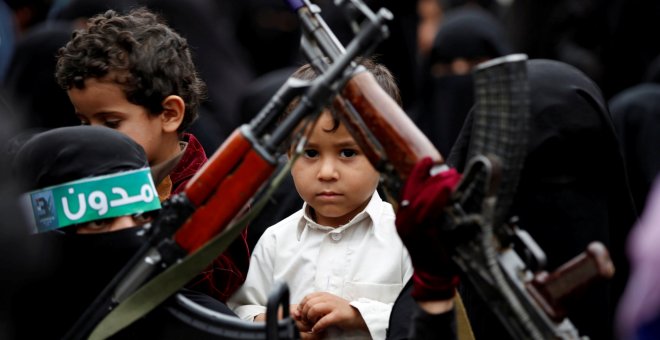 02/04/2018 - Un niño observa durante una manifestación contra una presunta violación de una mujer yemení por parte de un soldado de la 'Coalición', en Sanaa, Yemen. REUTERS / Khaled Abdullah