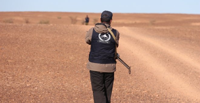 Escolta del Frente Polisario vigila una zona del Sáhara Occidental. JOSE CARMONA
