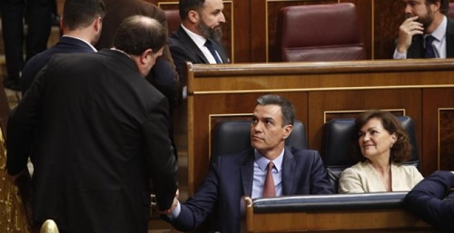 Oriol Junqueras saludando a Pedro Sánchez en el Congreso, con Santiago Abascal y Espinosa de los Monteros al fondo. / EP