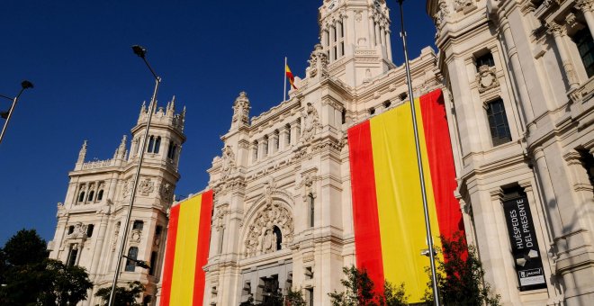 Banderas colocadas en el exterior del Palacio de Cibeles con ocasión de la proclamación como rey de Felipe VI. / Ayuntamiento de Madrid