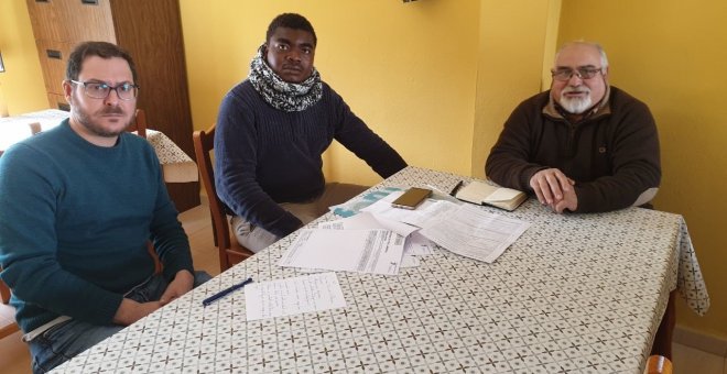 Reunión de Adelante Andalucía con Mahamadou Coulibaly, el trabajador afectado. Europa Press