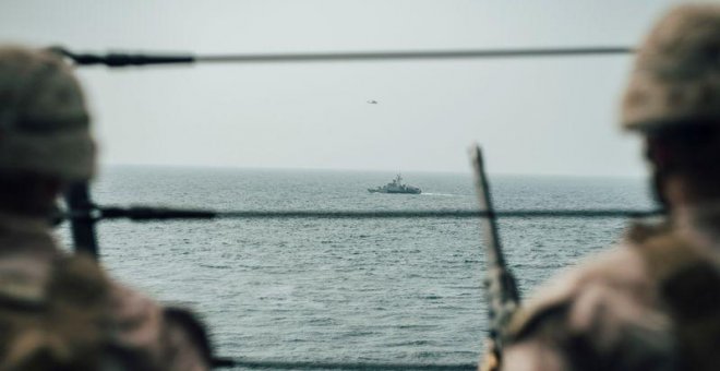 Infantes de Marina estadounidenses observan una nave iraní en el estrecho de Ormuz. / Reuters