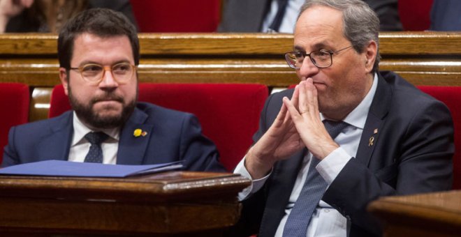 El presidente de la Generalitat, Quim Torra (d) asiste con el vicepresidente Pere Aragonés (i) en el Parlament de Catalunya. (QUIQUE GARCÍA | EFE)