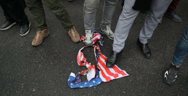 Manifestantes iranís pisan una bandera estadounidense en Teherán. EUROPA PRESS