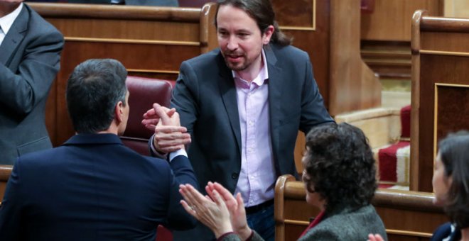Pedro Sánchez y Pablo Iglesias durante la investidura del candidato socialista. / Europa Press