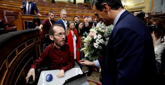 Pablo Echenique felicita a Pedro Sánchez en el Congreso. /EFE