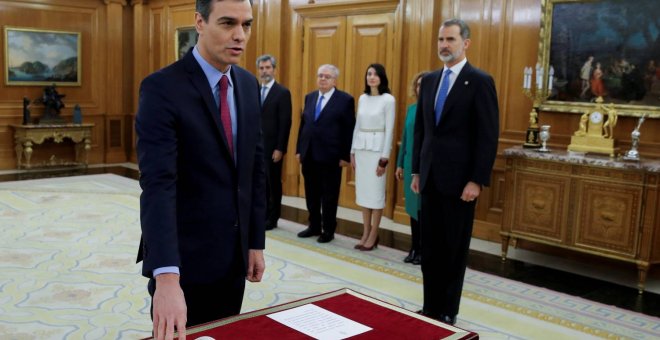 Pedro Sánchez promete su cargo de presidente del Gobierno ante el rey Felipe VI. /REUTERS